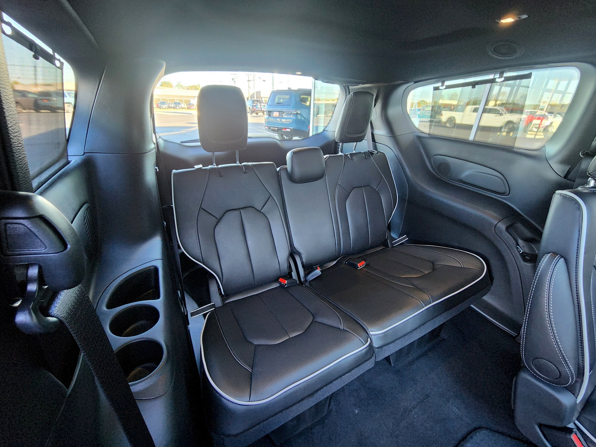 New 2027 Chrysler Pacifica Limited FWD image 8