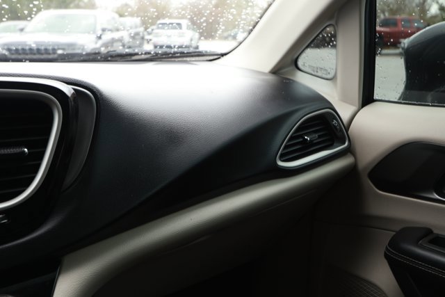 Used 2022 Chrysler Pacifica Touring-L image 27