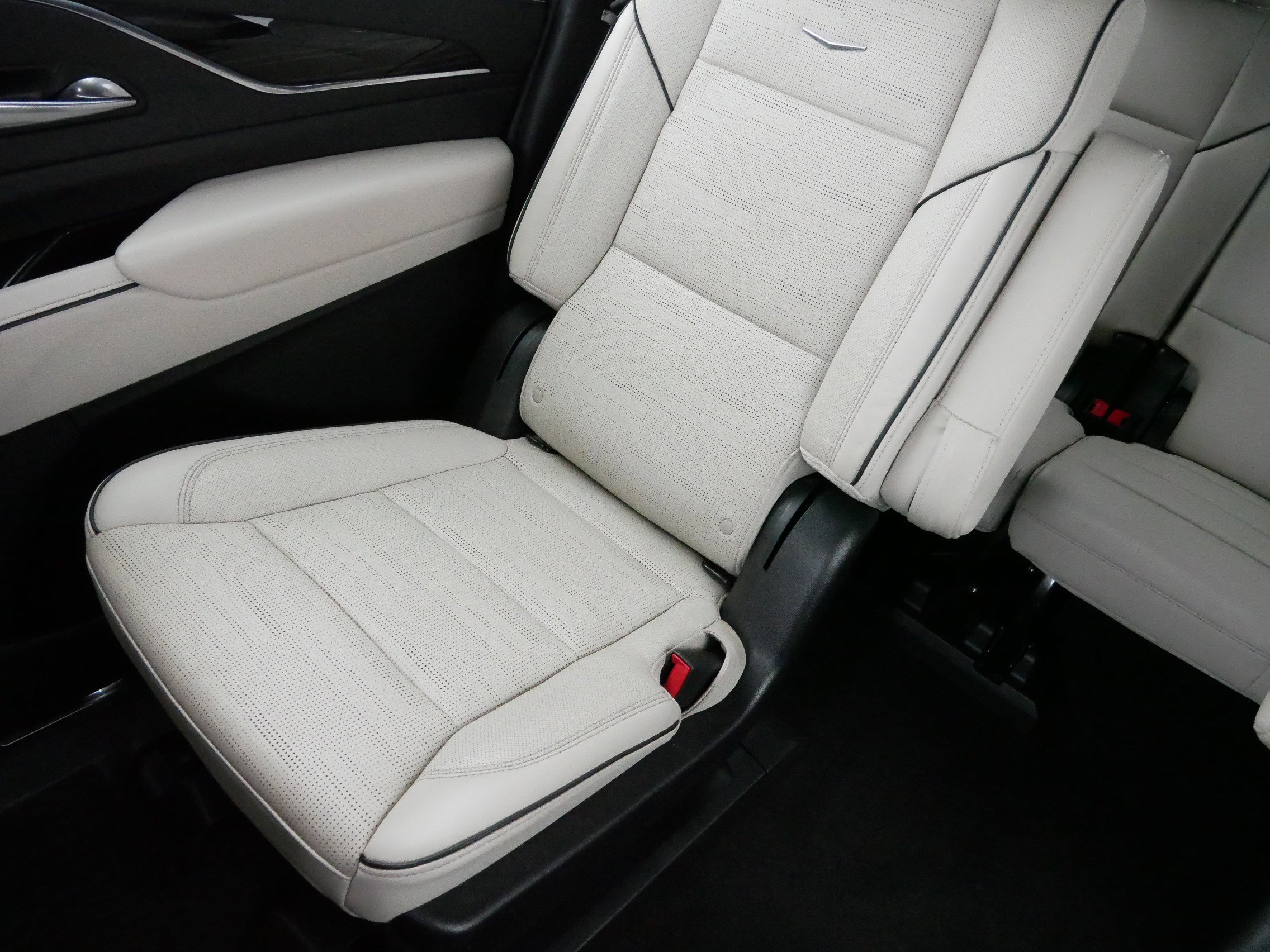 Used 2022 Cadillac Escalade ESV Sport w/ Touring Package image 12