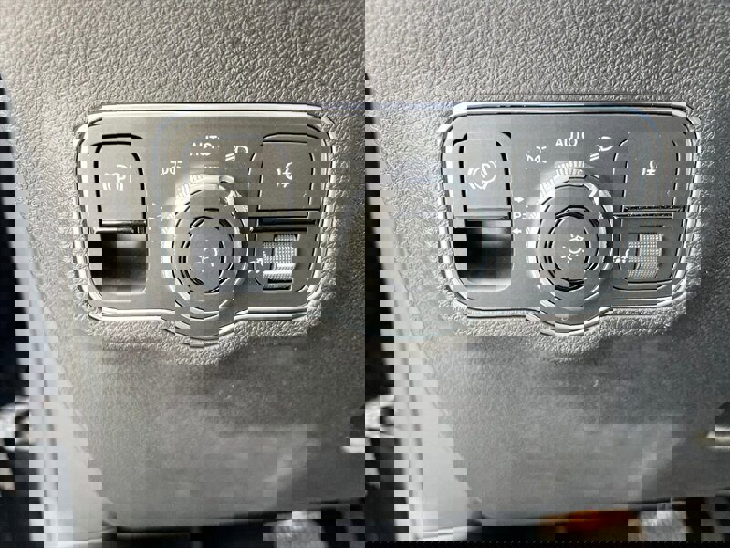 Used 2023 Mercedes-Benz EQB 300 4MATIC image 27