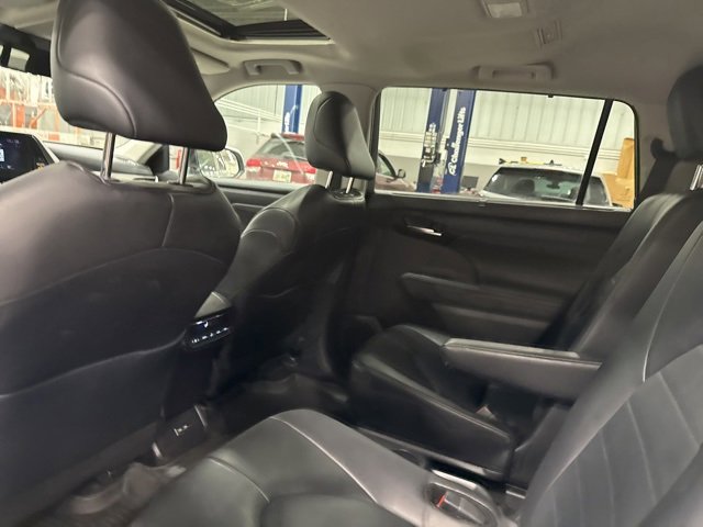 Certified 2024 Toyota Highlander XLE image 39