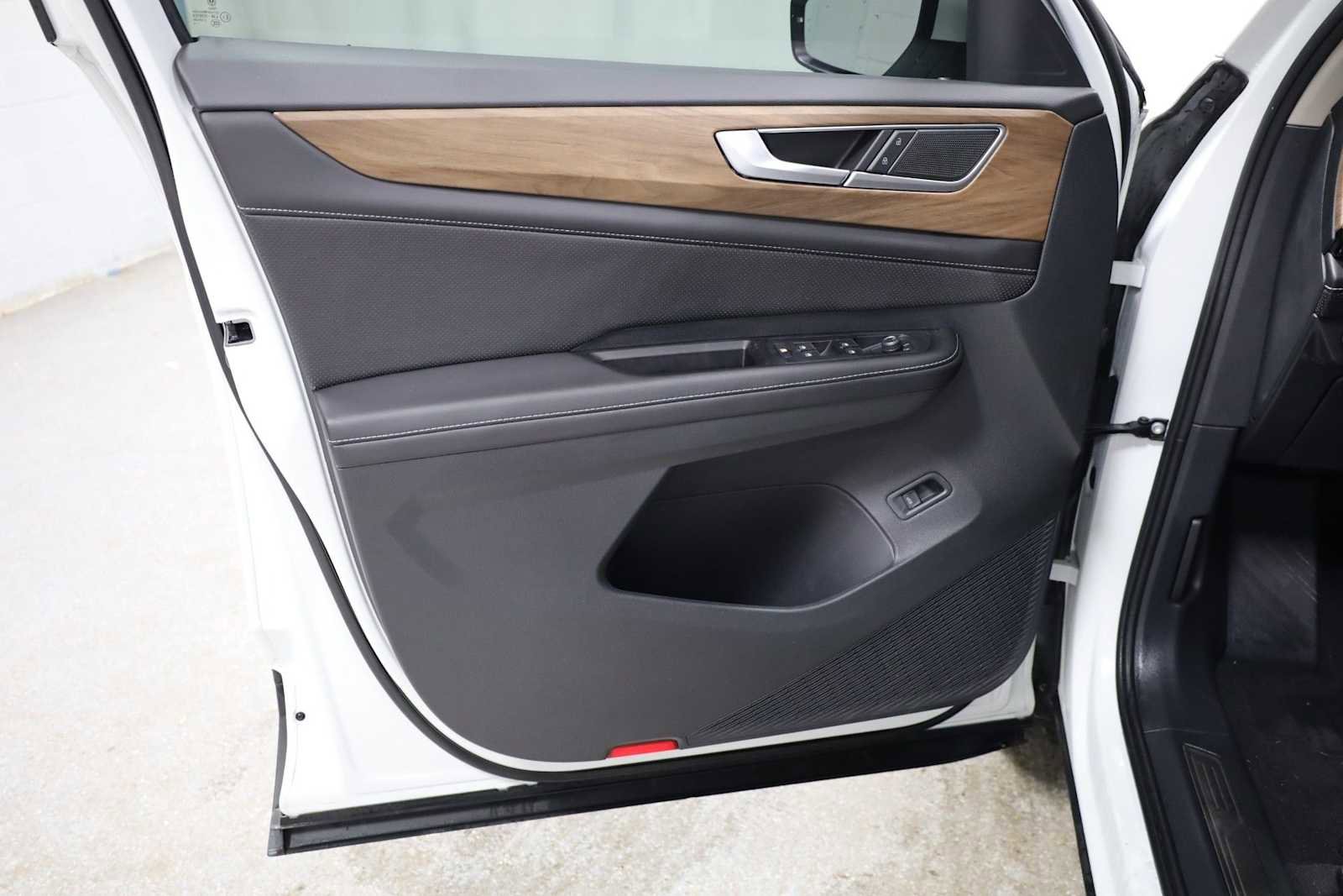 Used 2024 Volkswagen Atlas SE image 16