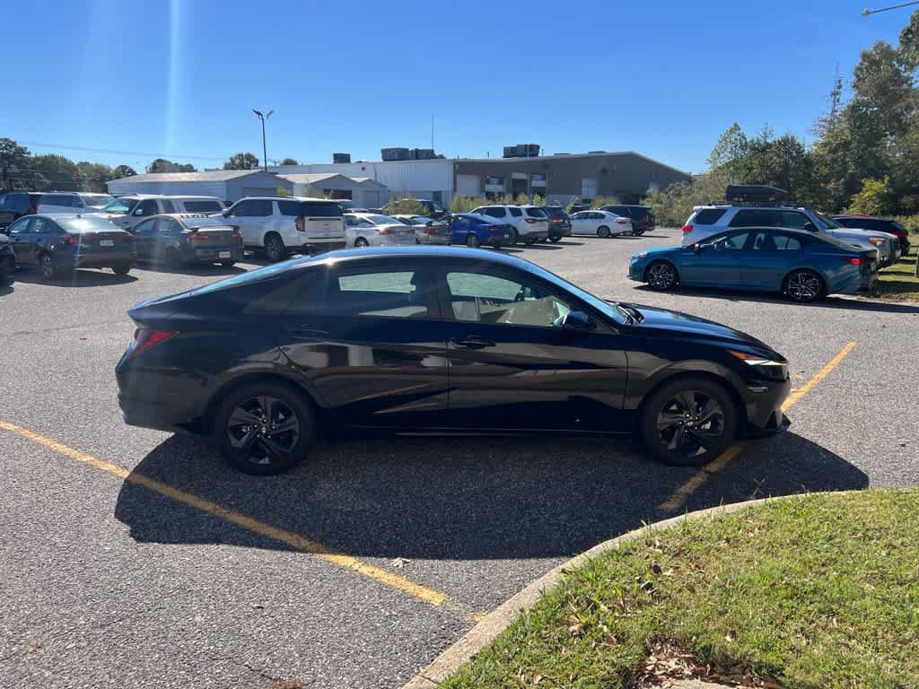 Used 2023 Hyundai Elantra SEL w/ Preferred Accessory Package FWD image 5