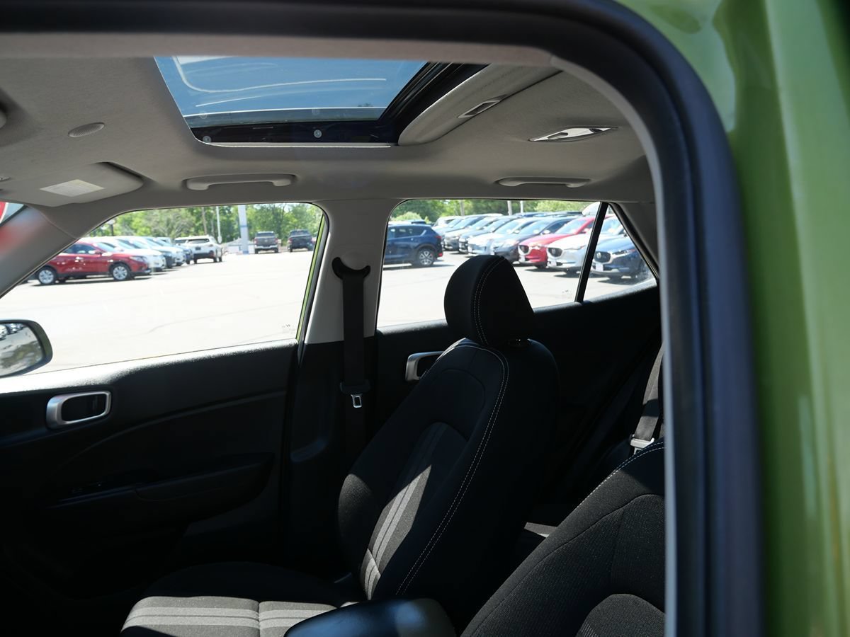 Used 2024 Hyundai Venue SEL FWD image 11