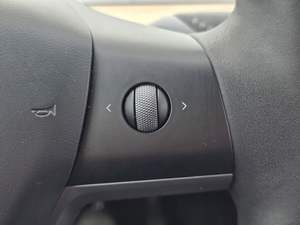 Used 2024 Tesla Model Y Long Range AWD/4WD image 31