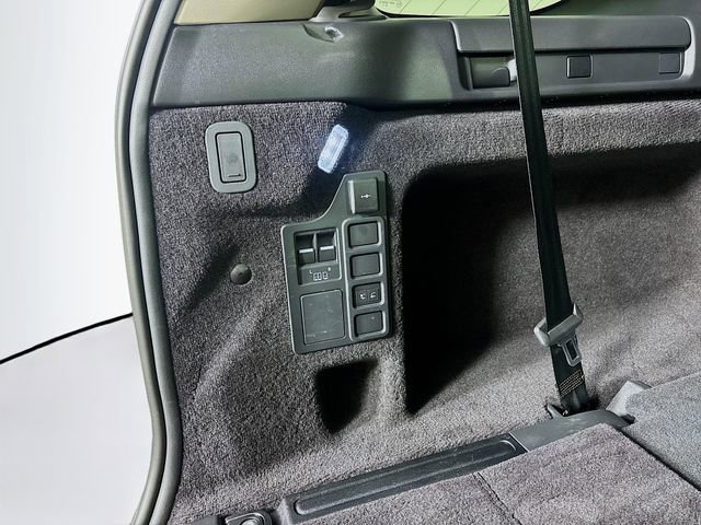 Used 2024 Land Rover Discovery S image 28