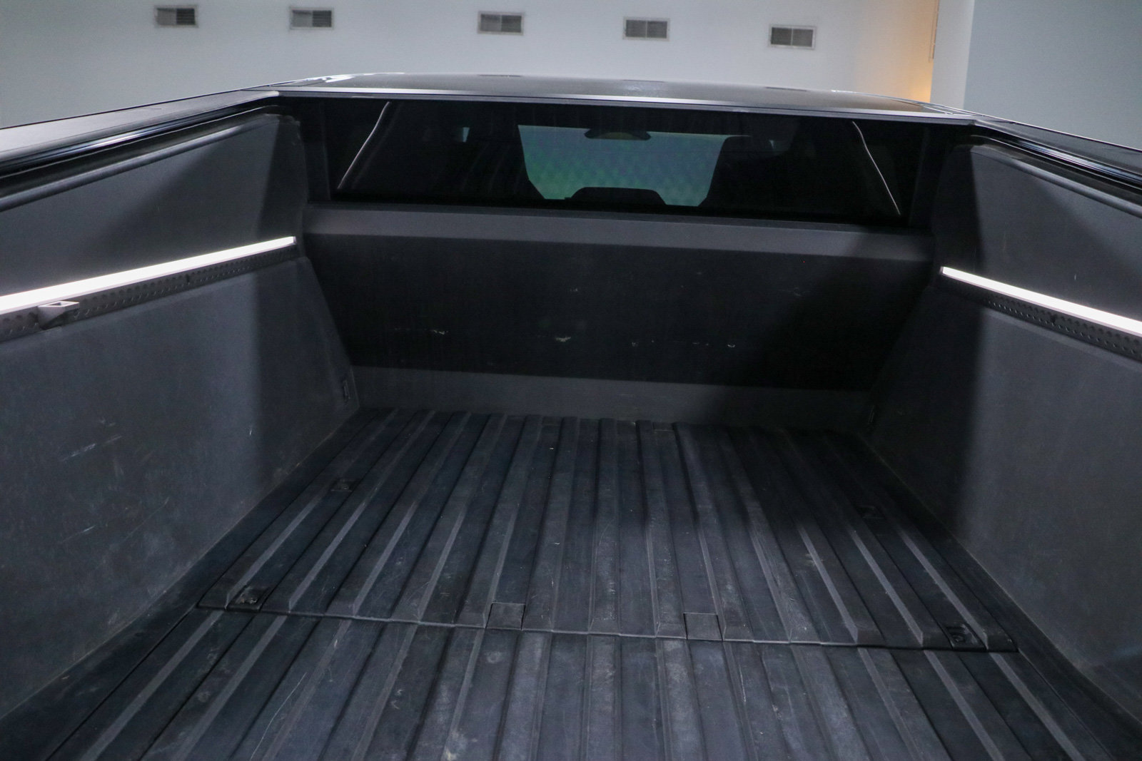 Used 2024 Tesla Cybertruck AWD Crew Cab image 26