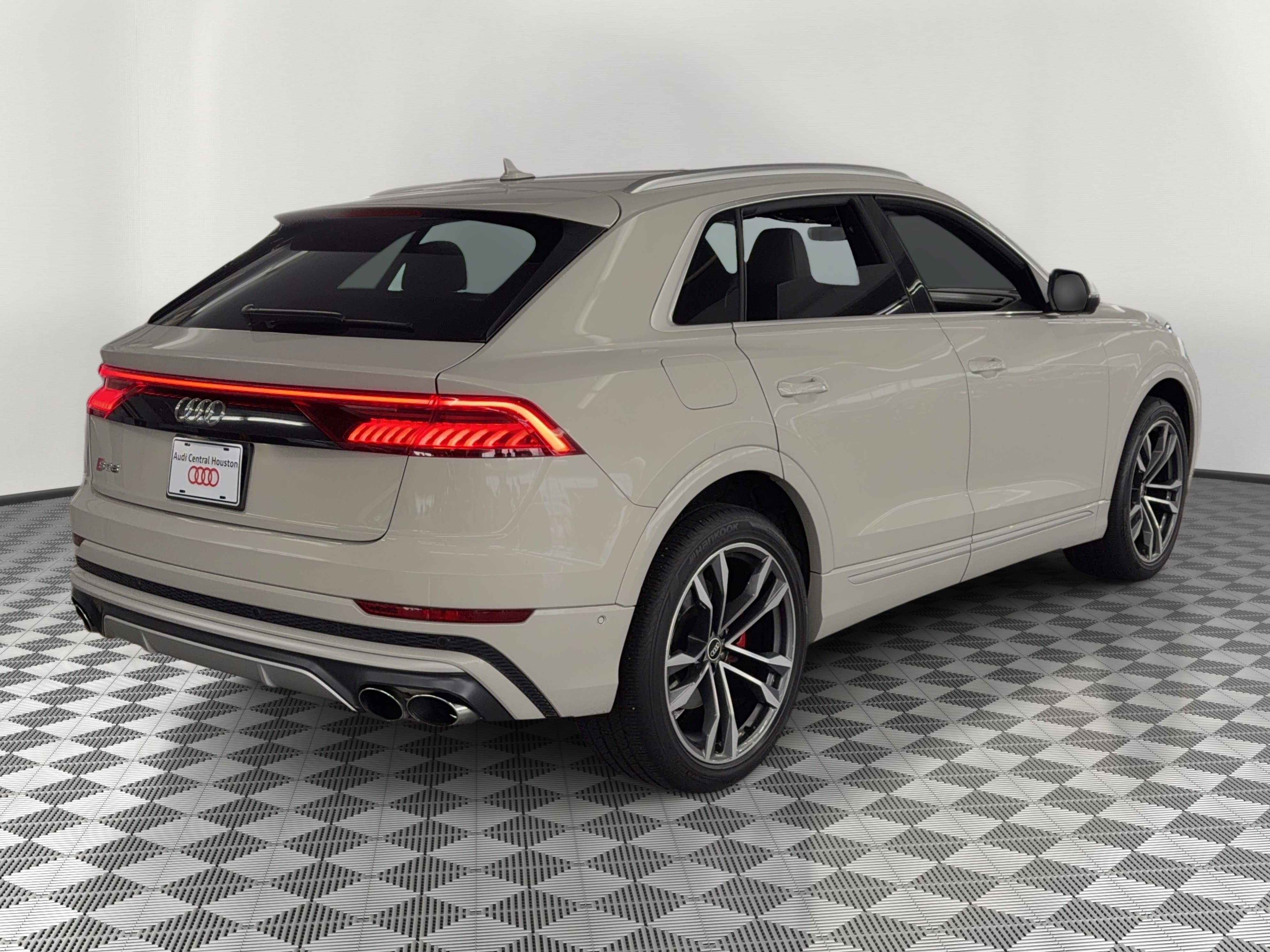 Used 2021 Audi SQ8 Prestige AWD/4WD image 9