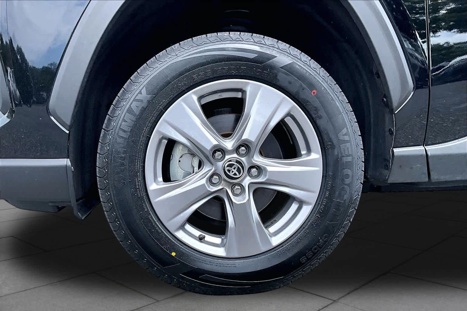 Used 2025 Toyota RAV4 XLE AWD/4WD image 11