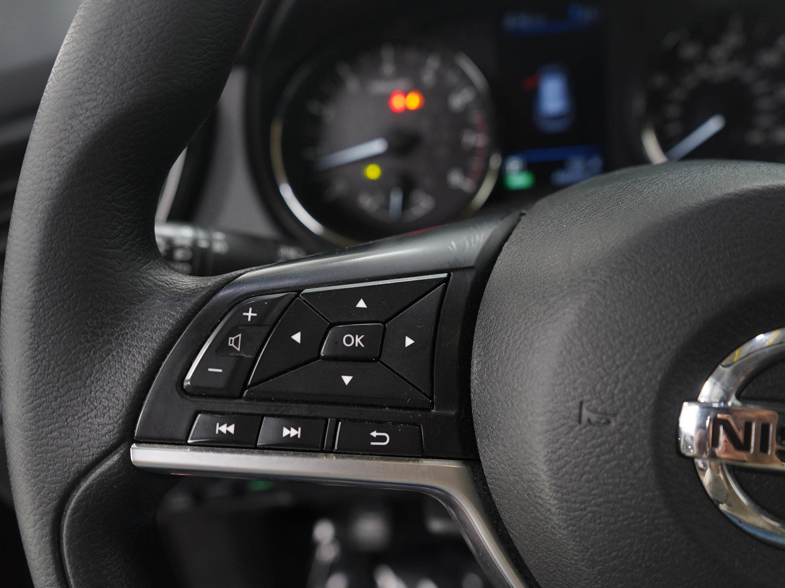 Used 2020 Nissan Rogue SV image 20