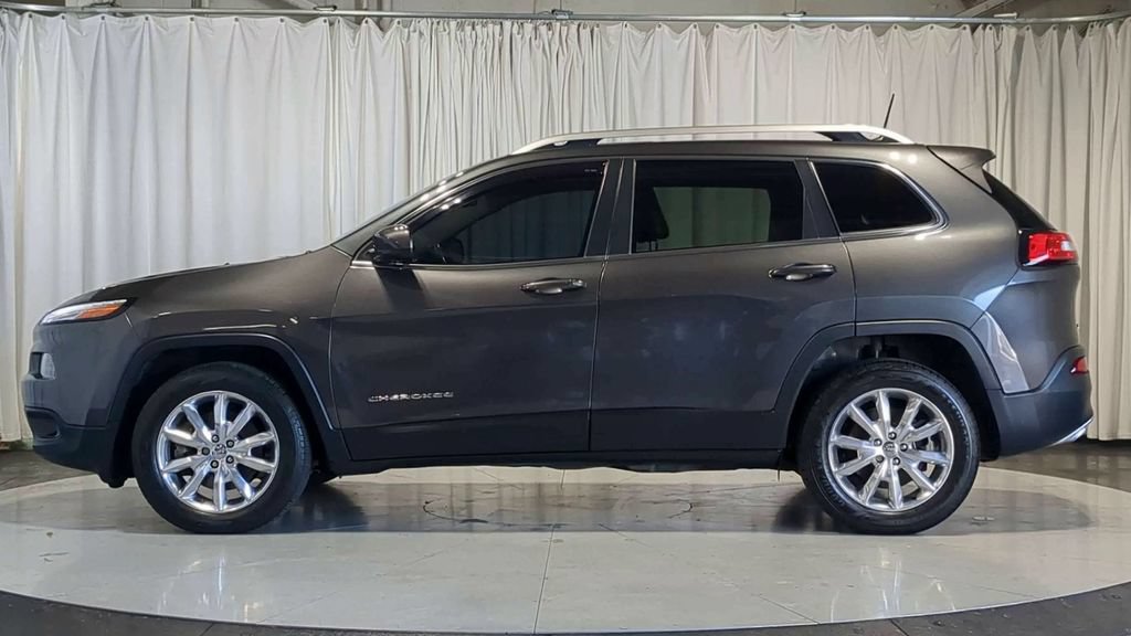 Used 2016 Jeep Cherokee Limited w/ Luxury Group AWD/4WD image 6