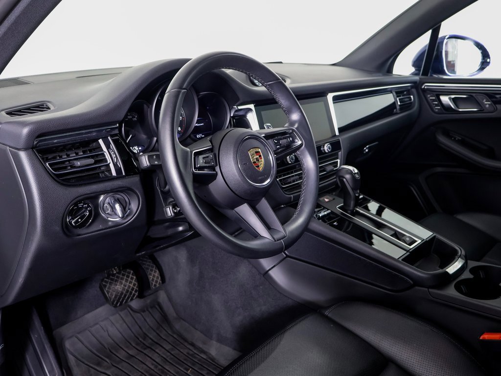 Used 2025 Porsche Macan image 4