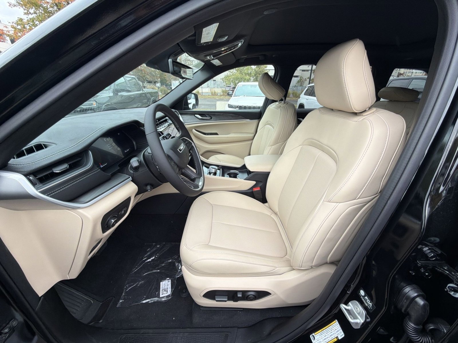 New 2025 Jeep Grand Cherokee Limited w/ Luxury Tech Group II image 13