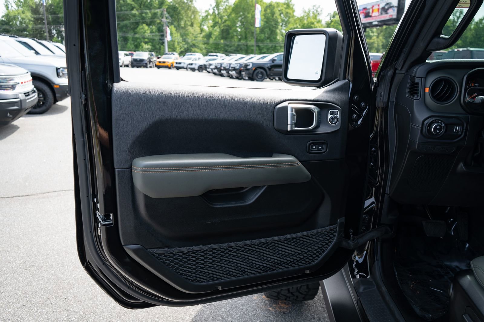 Used 2024 Jeep Gladiator Mojave AWD/4WD image 19