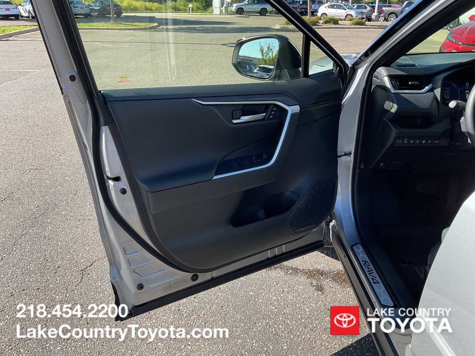 Used 2025 Toyota RAV4 XSE w/ Advanced Technology Package AWD/4WD image 22