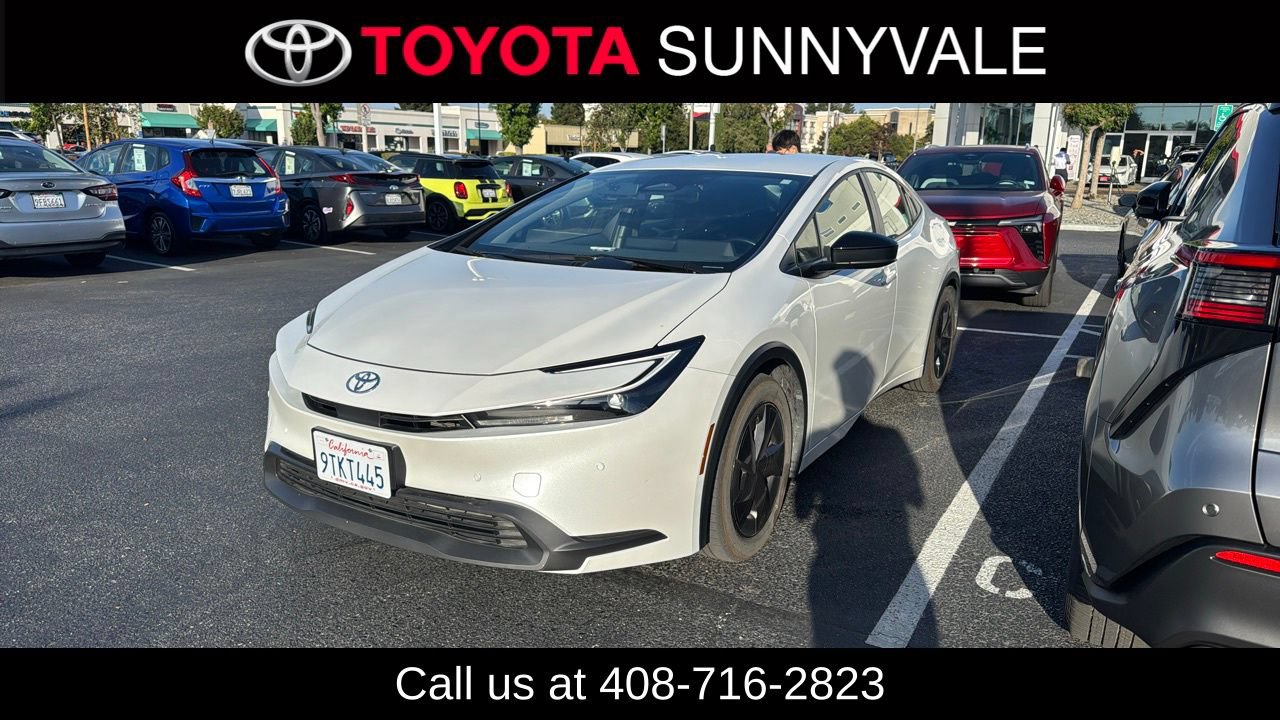 Used 2025 Toyota Prius LE FWD image 1
