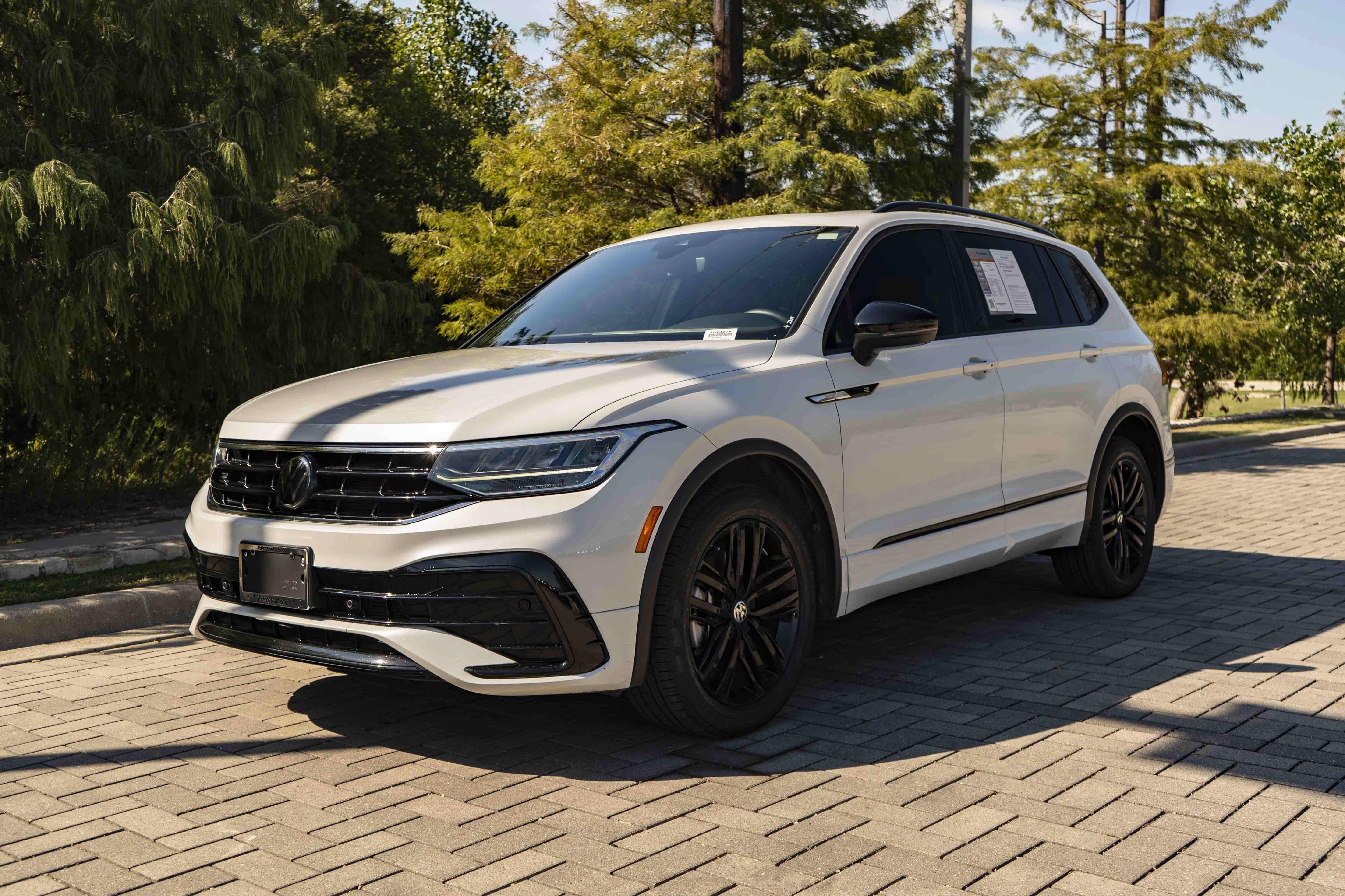 Certified 2022 Volkswagen Tiguan SE R-Line FWD image 4