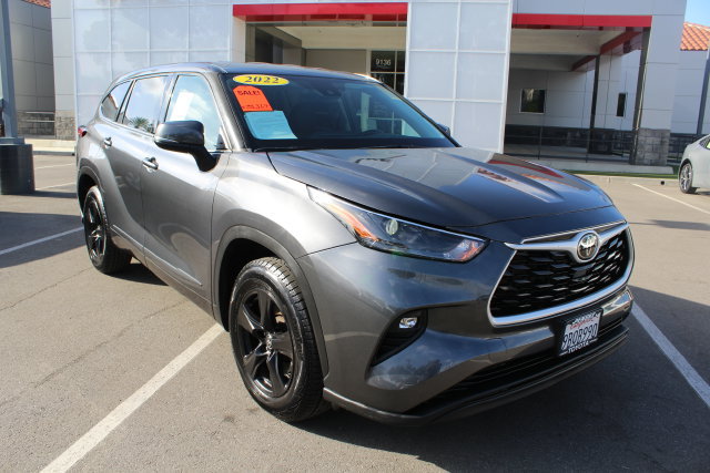 Used 2022 Toyota Highlander LE FWD image 2