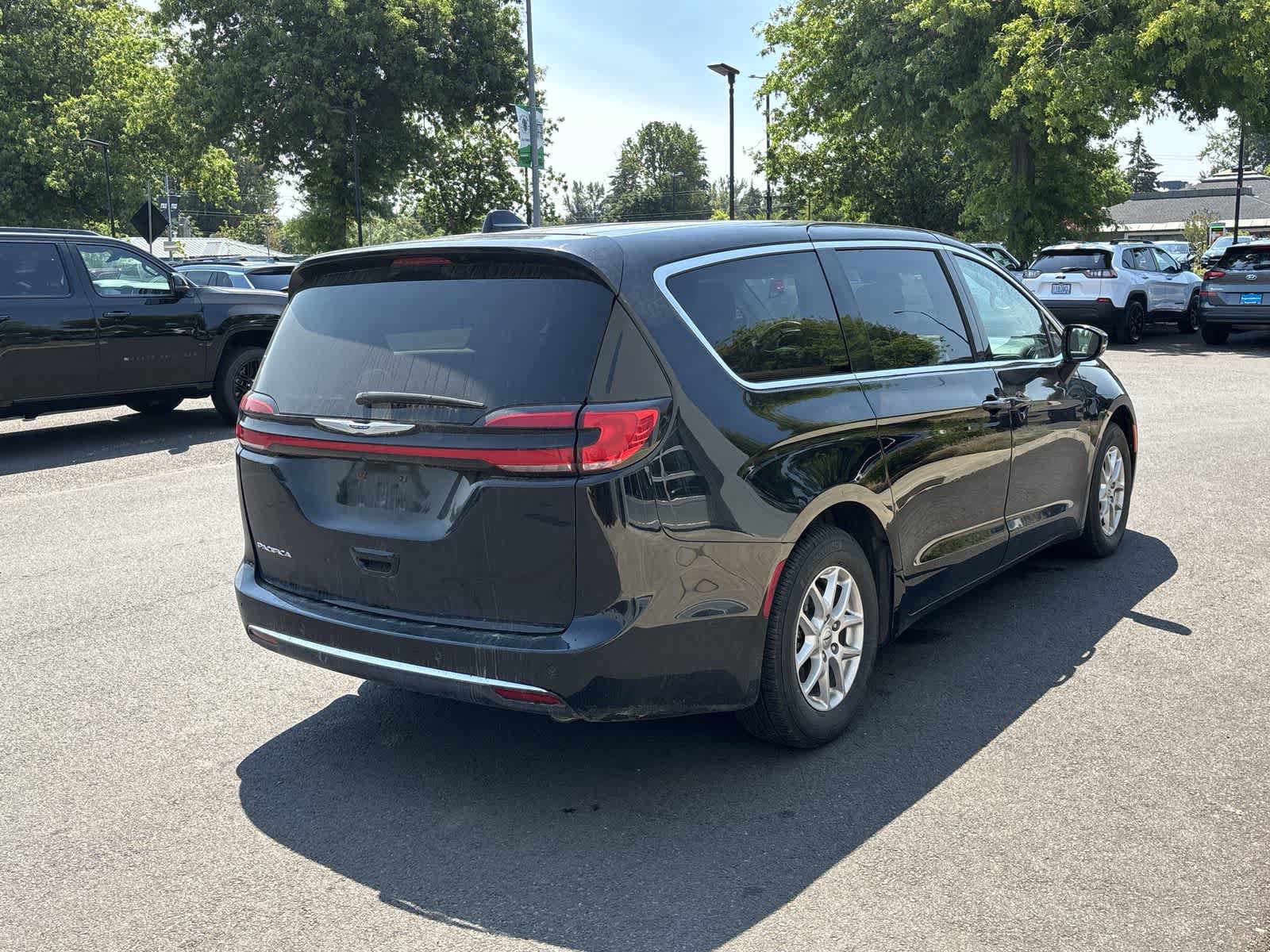 Used 2024 Chrysler Pacifica Touring-L FWD image 5