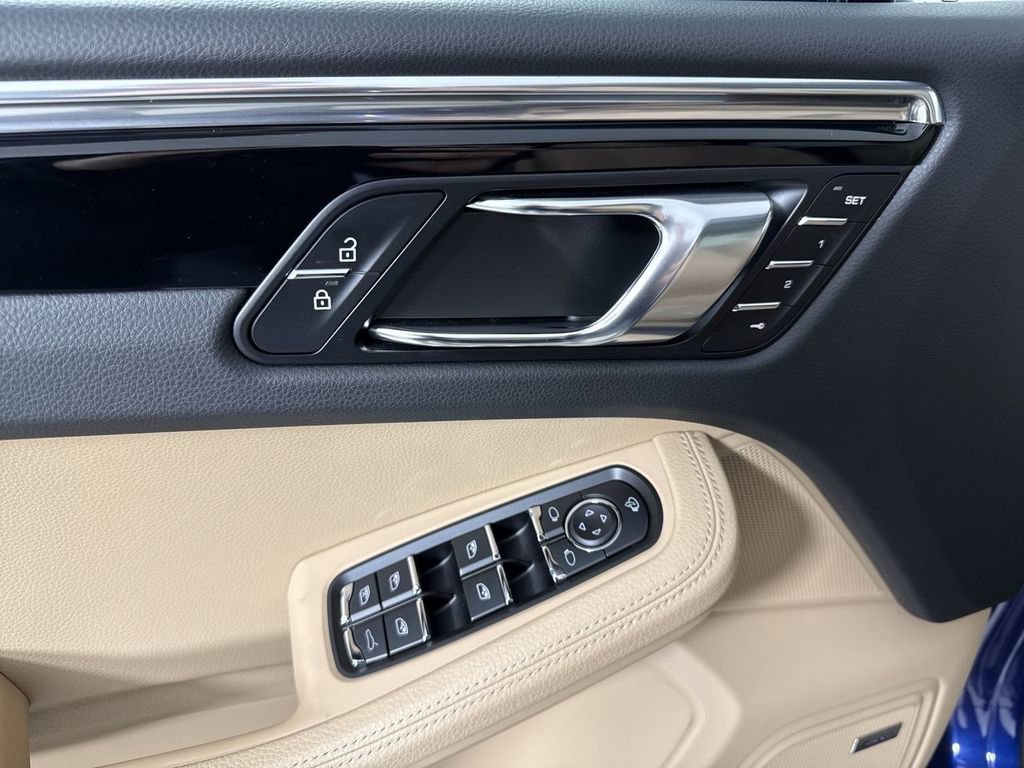 Certified 2025 Porsche Macan image 34