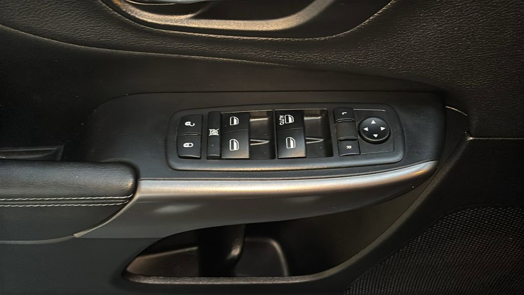 Used 2019 Jeep Cherokee Latitude w/ Cold Weather Group image 9