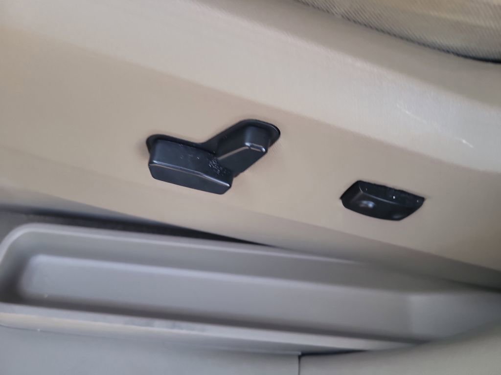 Used 2013 Chrysler Town & Country Limited w/ Luxury Group image 20