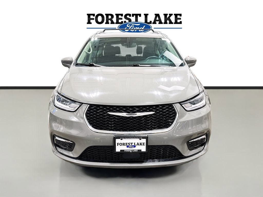 Used 2022 Chrysler Pacifica Touring-L image 2