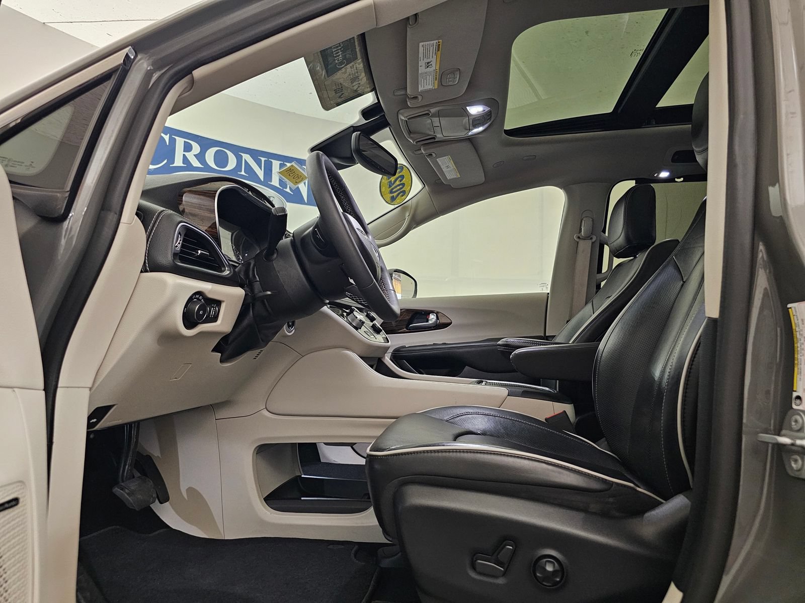 Used 2022 Chrysler Pacifica Limited AWD/4WD image 6