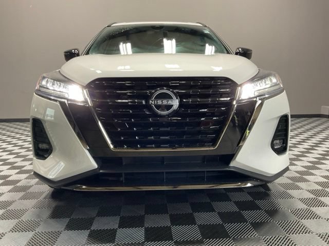 Used 2023 Nissan Kicks SR w/ SR Premium Package FWD image 3