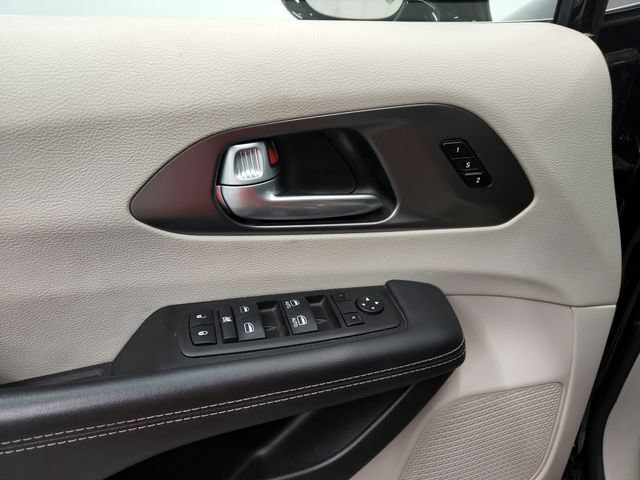 Used 2024 Chrysler Pacifica Touring-L FWD image 20