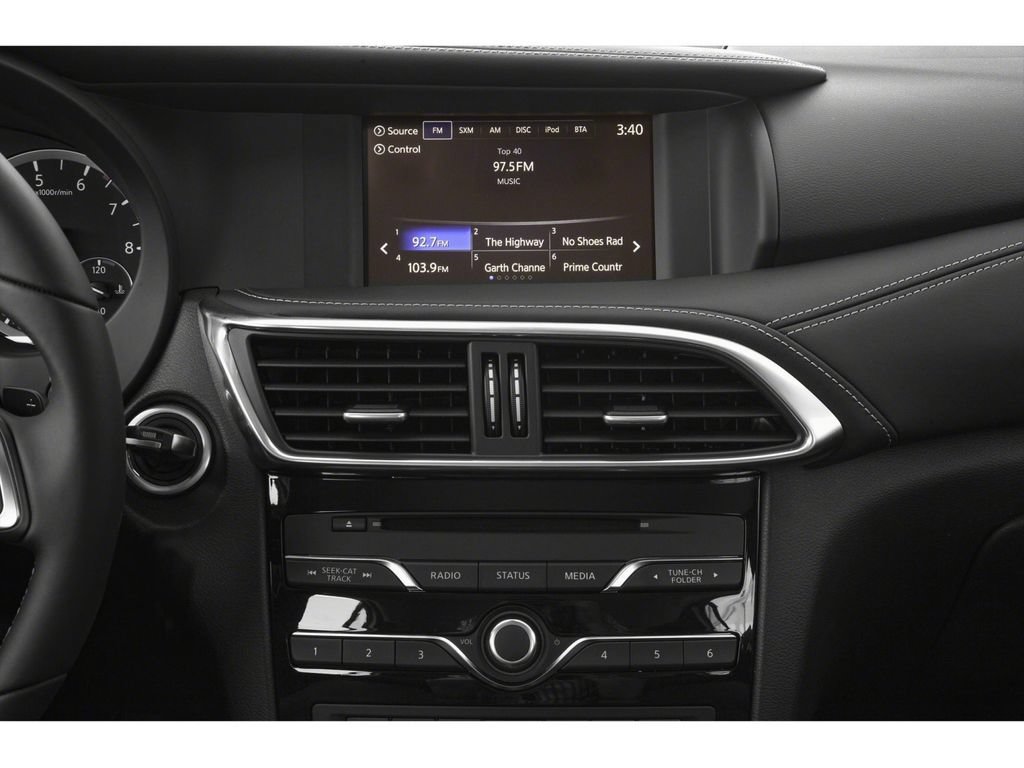 Used 2019 INFINITI QX30 w/ Navigation Package FWD image 7