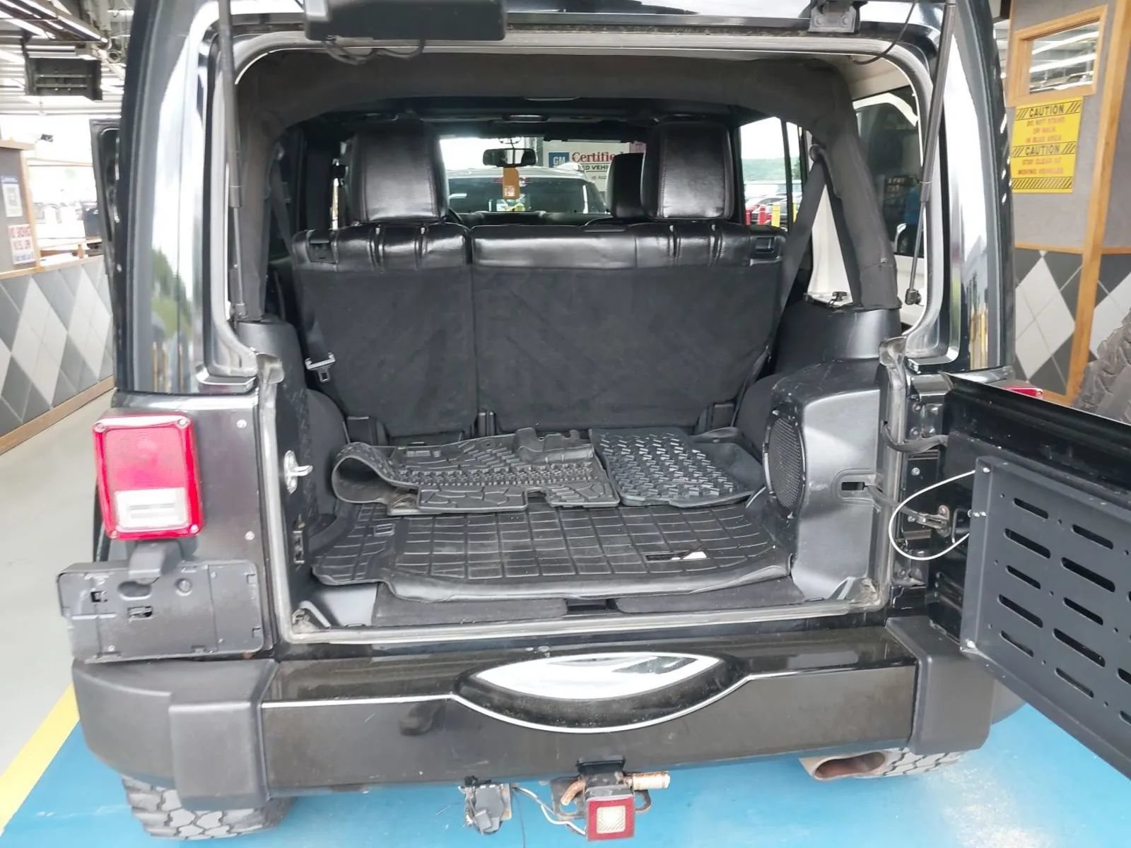 Used 2014 Jeep Wrangler Unlimited Sahara w/ Connectivity Group AWD/4WD image 25
