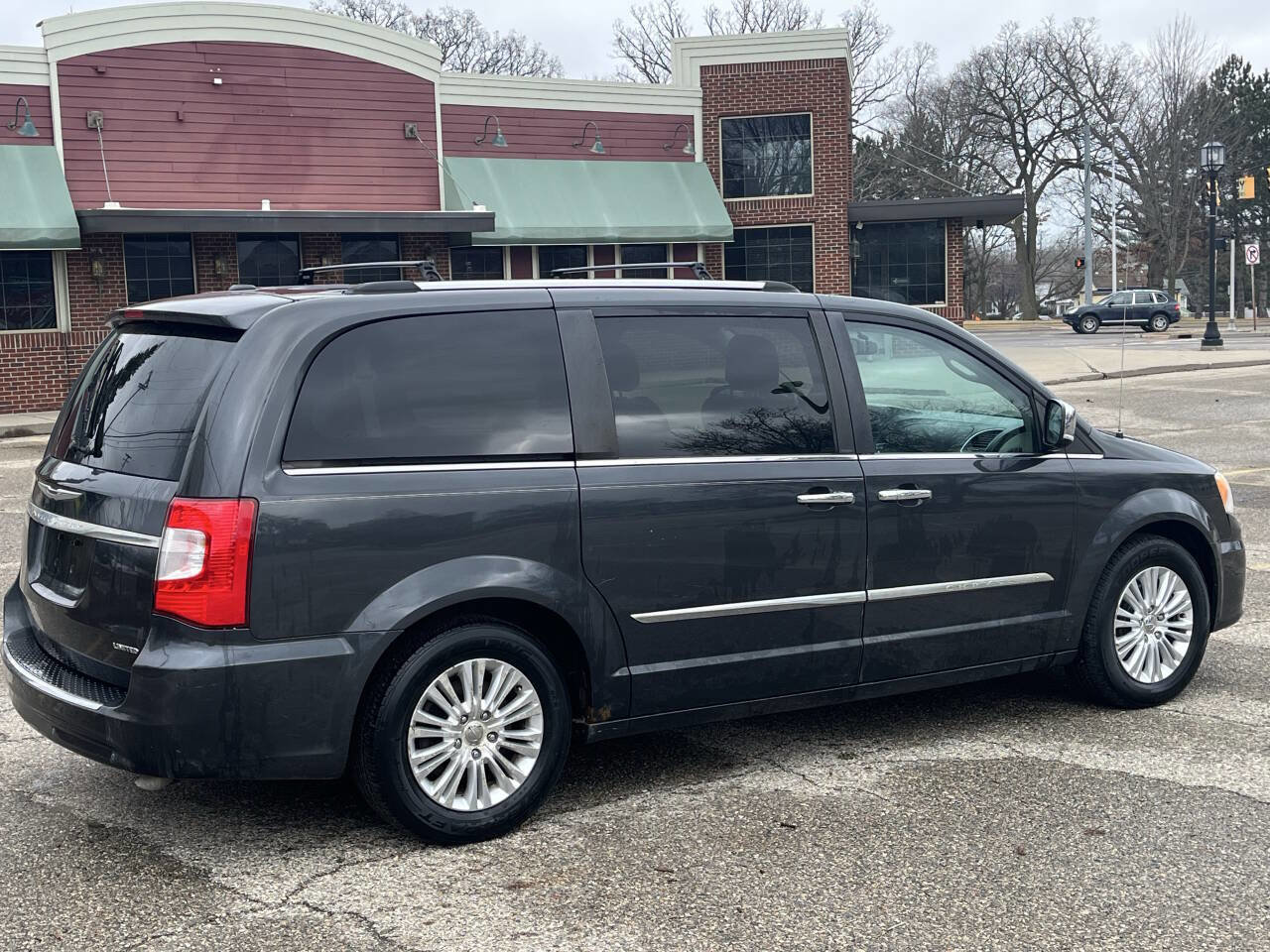 Used 2012 Chrysler Town & Country Limited w/ Luxury Group image 5
