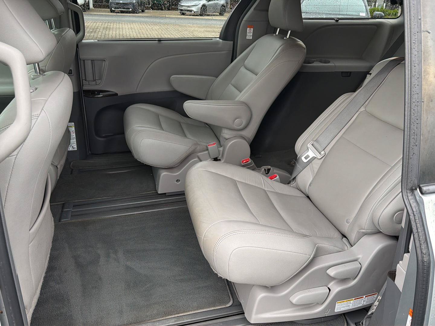 Used 2019 Toyota Sienna XLE Premium FWD image 11