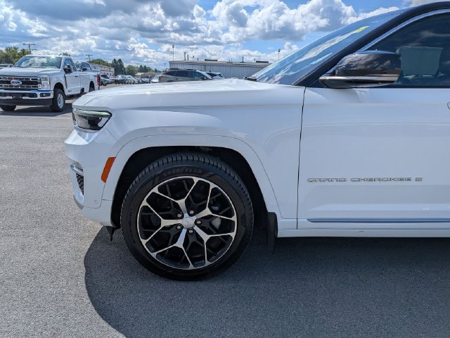Used 2023 Jeep Grand Cherokee Summit AWD/4WD image 23