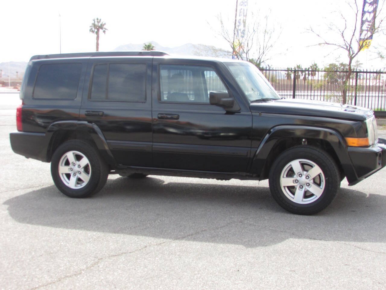 Used 2007 Jeep Commander Sport RWD image 3