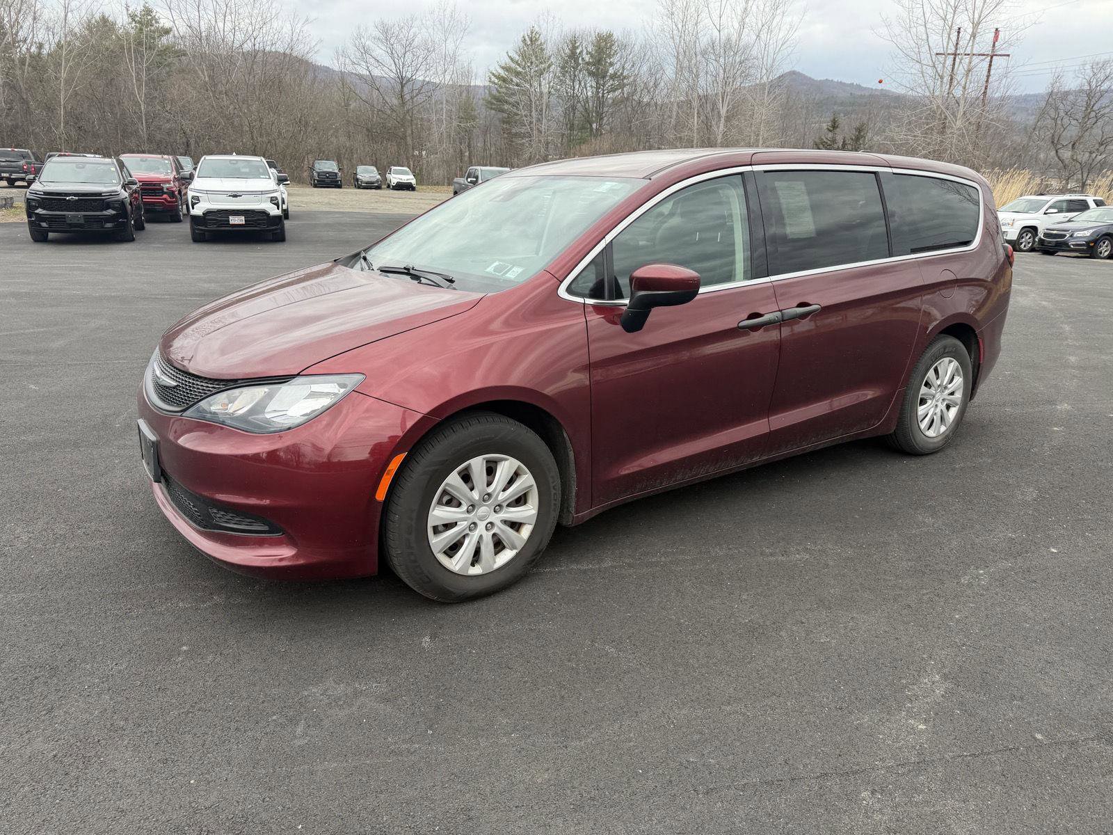Used 2021 Chrysler Voyager L FWD image 2