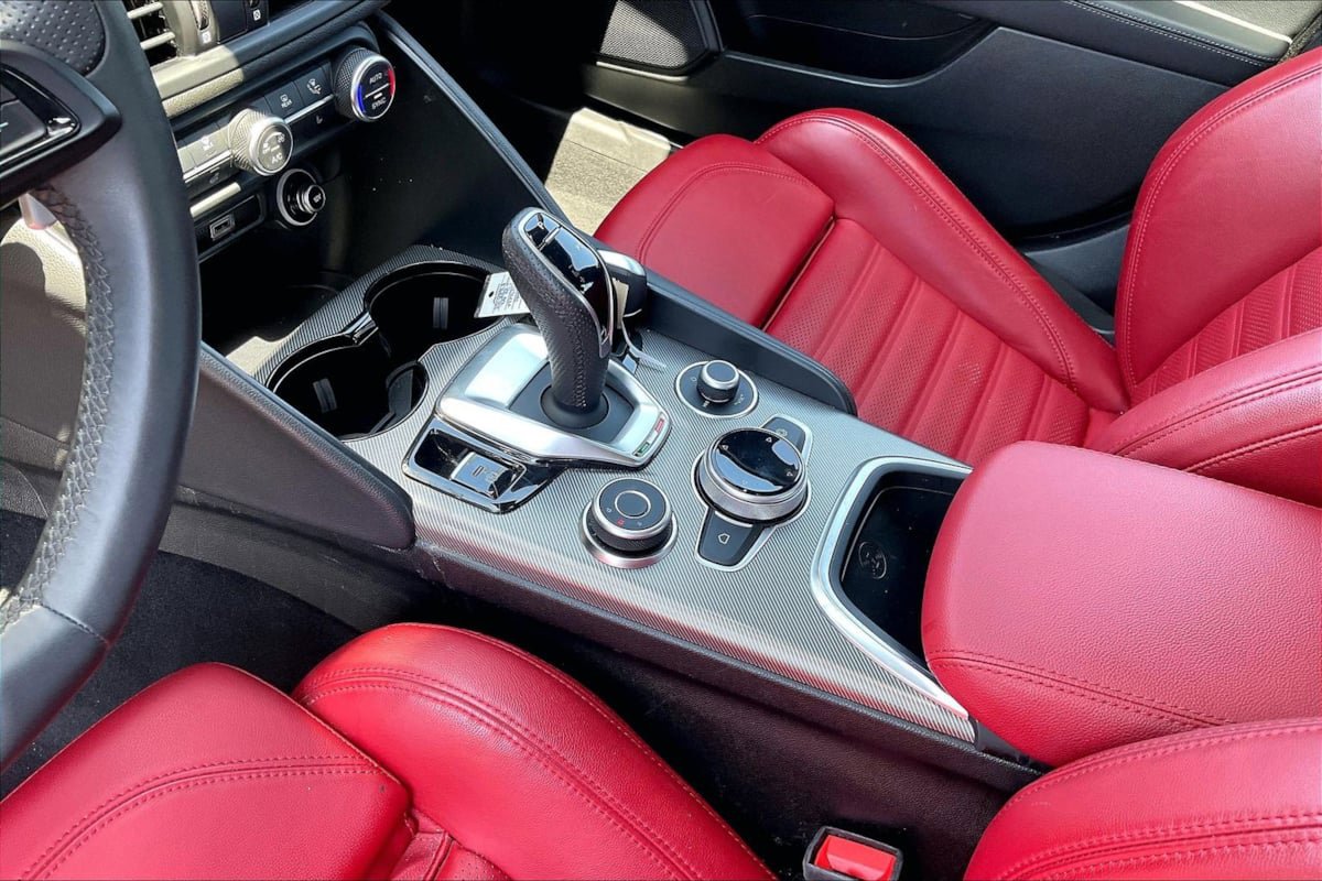Used 2024 Alfa Romeo Giulia Veloce AWD/4WD image 14