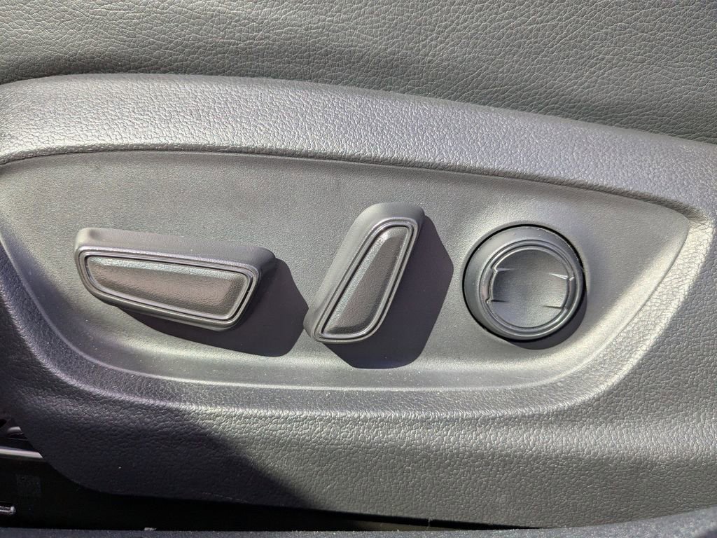 Used 2020 Toyota Camry SE w/ Moonroof Package image 19