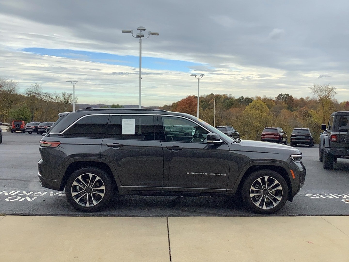 Used 2024 Jeep Grand Cherokee Overland AWD/4WD image 4