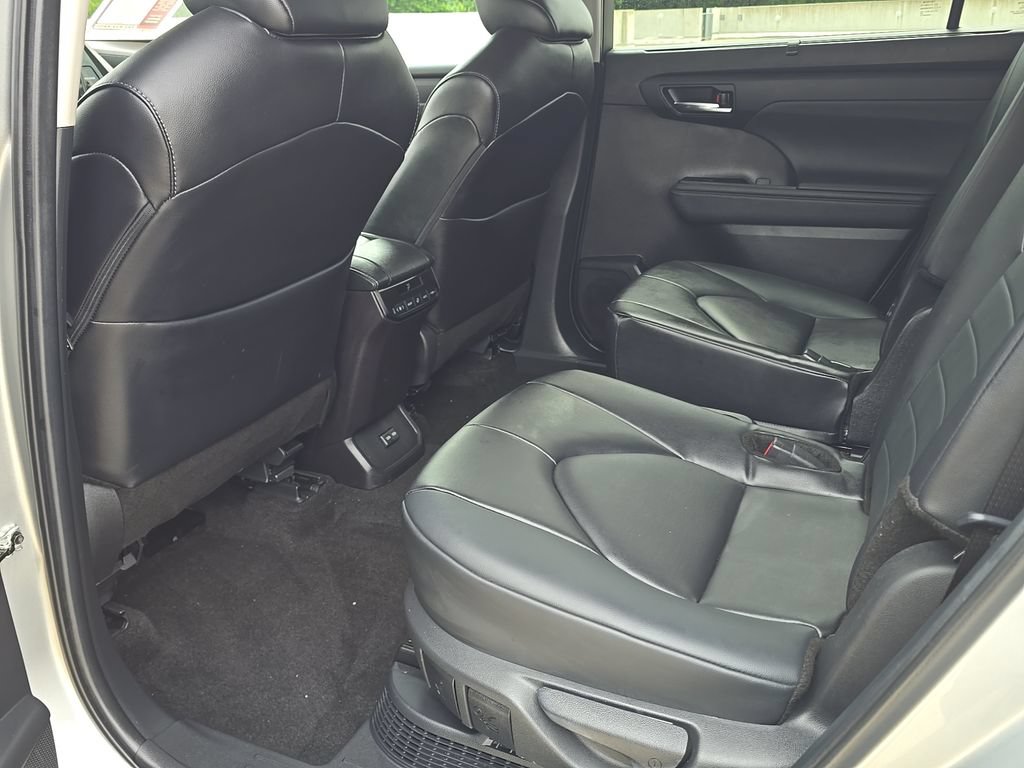 Used 2024 Toyota Highlander XLE AWD/4WD image 19