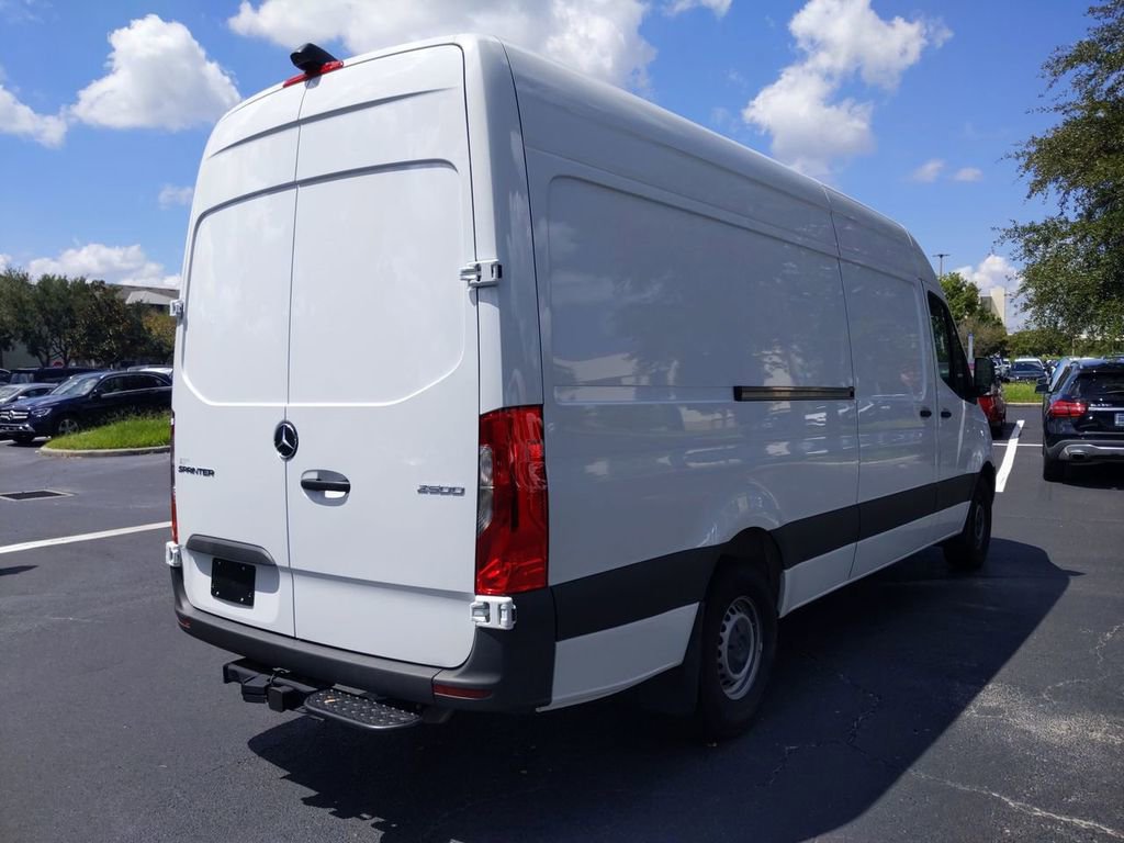 Used 2022 Mercedes-Benz Sprinter 2500 image 2