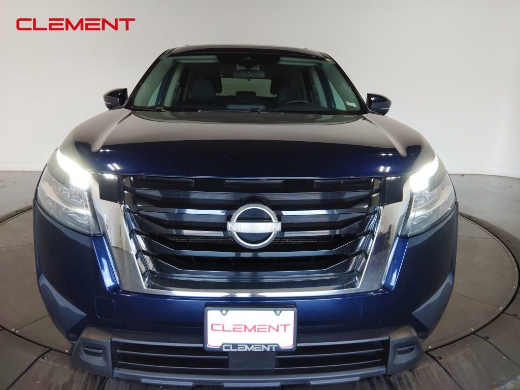 Used 2022 Nissan Pathfinder SV image 2