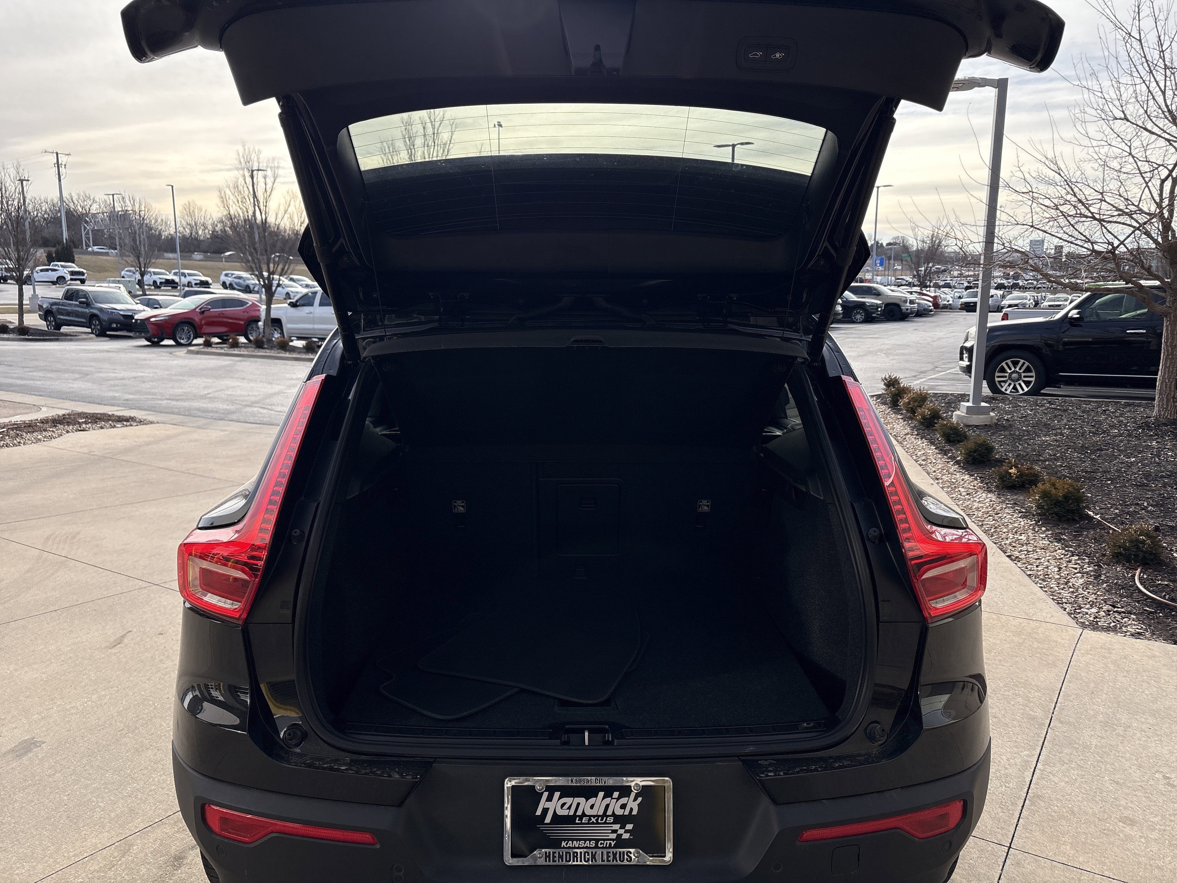 Certified 2025 Volvo XC40 B5 Core image 64