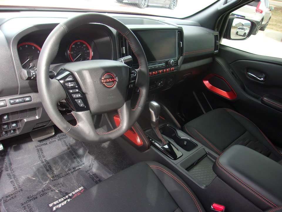 Used 2025 Nissan Frontier PRO-4X AWD/4WD image 12