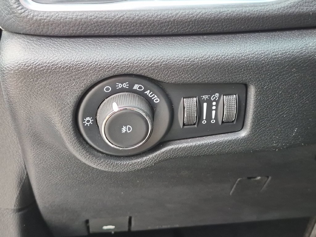 Used 2025 Chrysler Pacifica Limited FWD image 14