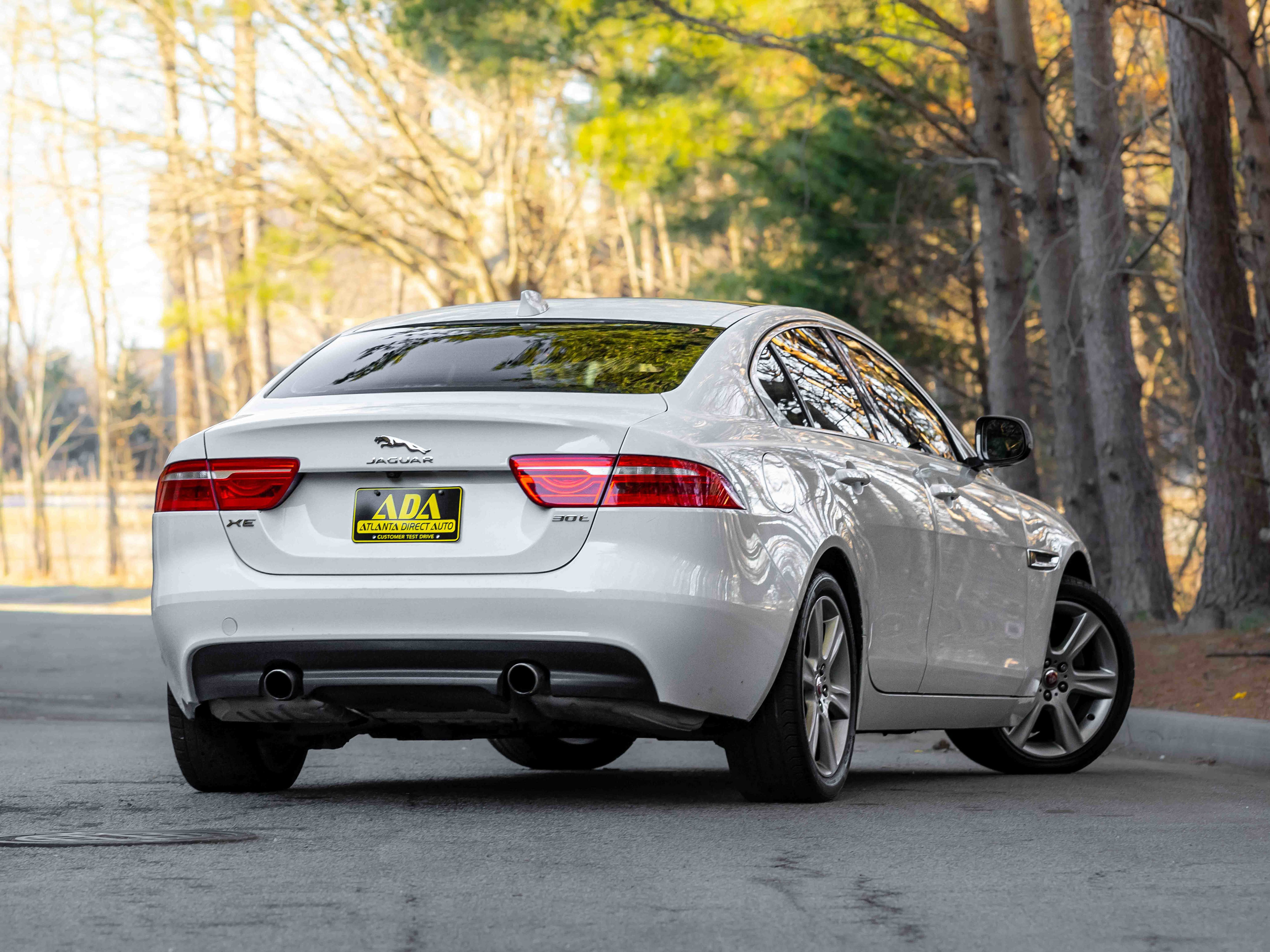 Used 2019 Jaguar XE Premium image 4