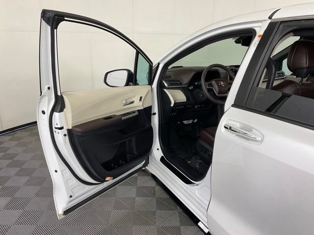 Used 2023 Toyota Sienna Platinum AWD/4WD image 24