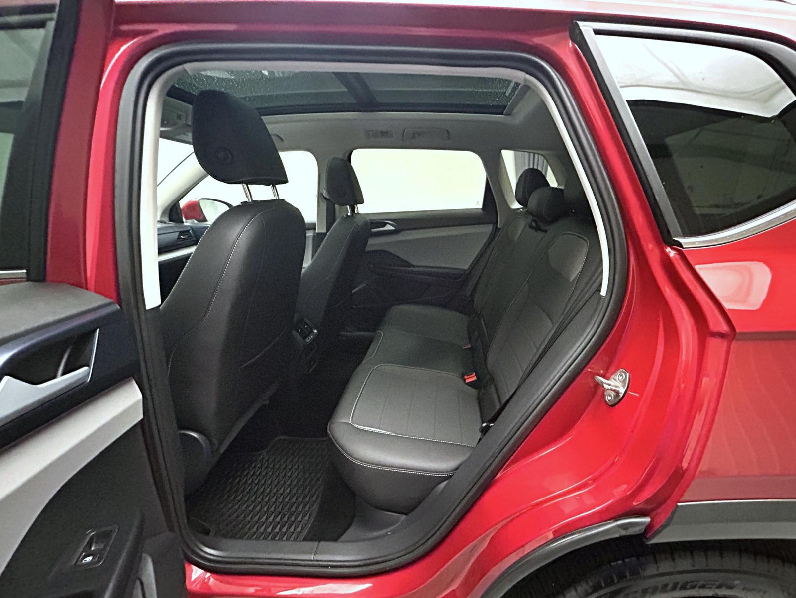 Used 2024 Volkswagen Taos SE w/ Panoramic Sunroof Package AWD/4WD image 19