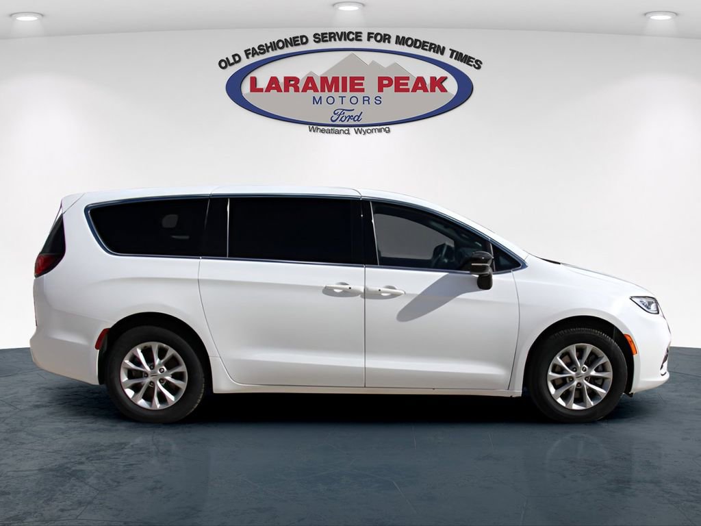 Used 2025 Chrysler Pacifica Select image 2